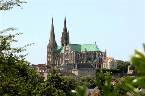 Paysage verdoyant de Chartres avec la cathédrale en arrière-plan