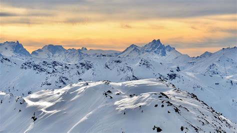 Montagne enneigée avec des alpinistes