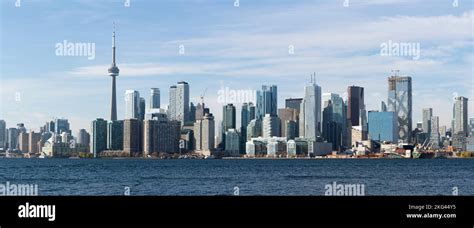 Centre-ville de Toronto avec ses gratte-ciel et le lac