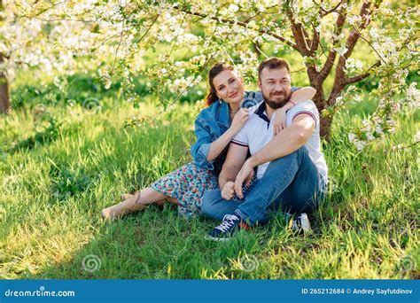 Un homme et une femme dans un jardin