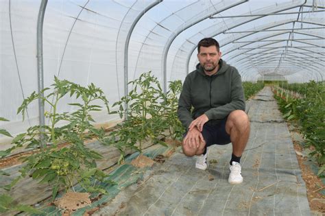 Sébastien Chabirand dans une serre