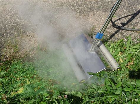 Machine de désherbage à la vapeur avec bâche thermique