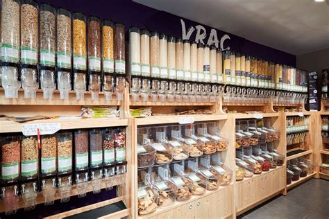 Rayon de produits en vrac avec des silos et des bacs