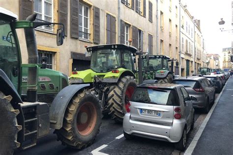 Tracteurs et fumier devant une permanence de député