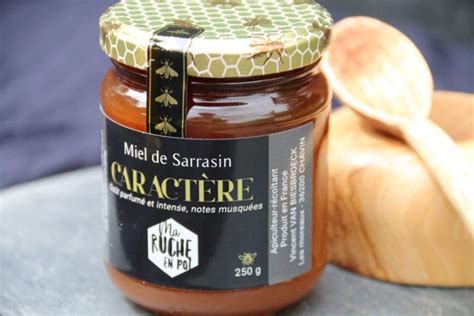 Pot de miel de sarrasin avec sa texture crémeuse