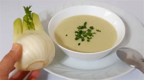 Bol de potage de fenouil et pommes garni de pluches de fenouil