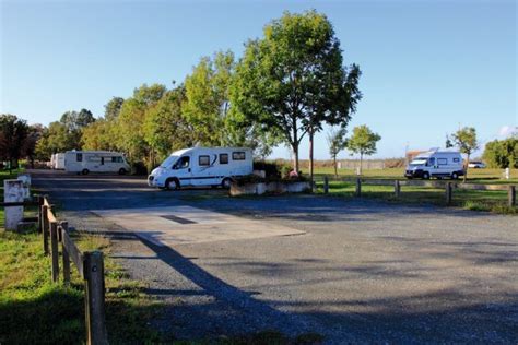 Vue d'un camping-car garé sur l'aire de Soubise, avec des vélos