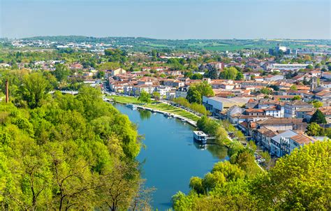 Paysage fluvial de la Charente avec des bateaux