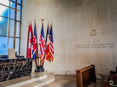 Intérieur de la chapelle du cimetière américain de Thiaucourt avec les noms des disparus