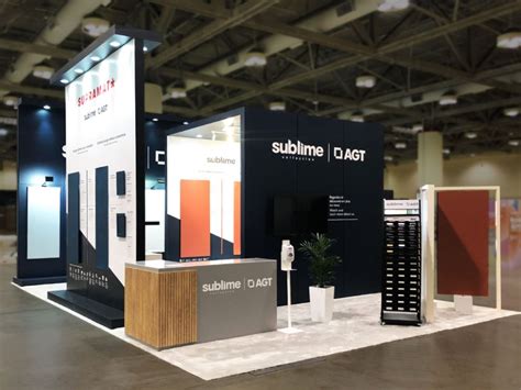 photo d'un stand d'exposition avec du gazon synthétique coloré