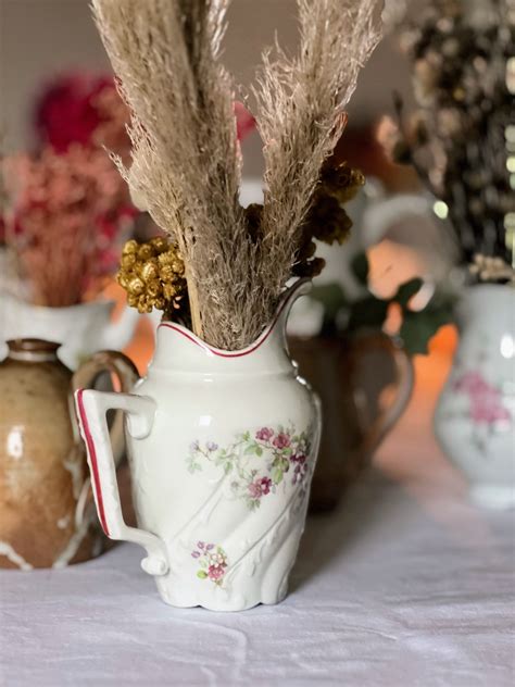 Vase à lait ancien servant de contenant fleuri