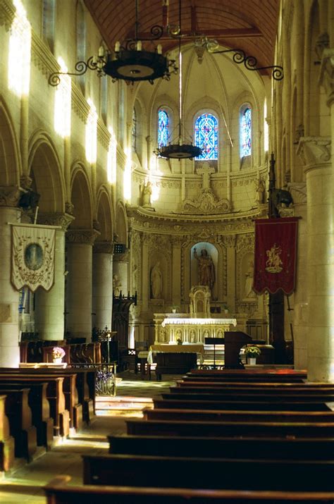 Intérieur d'une église ancienne avec vitraux