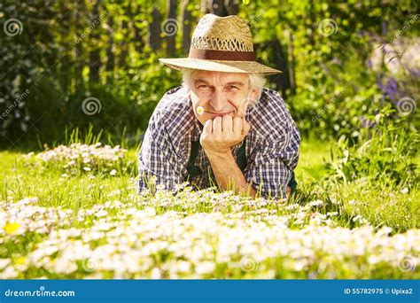 Grand-père jardinier avec son chapeau de paille