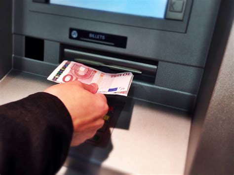 une personne tendant des billets de banque à une autre personne avec des flèches circulaires symbolisant le retour d'argent