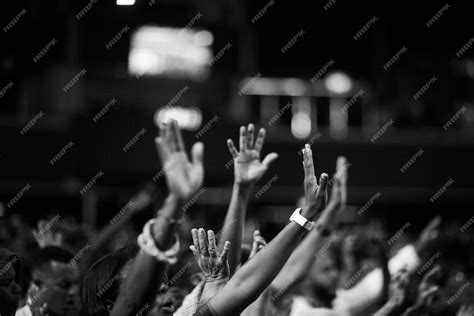 une foule de spectateurs levant les mains et criant avec des bulles de texte 