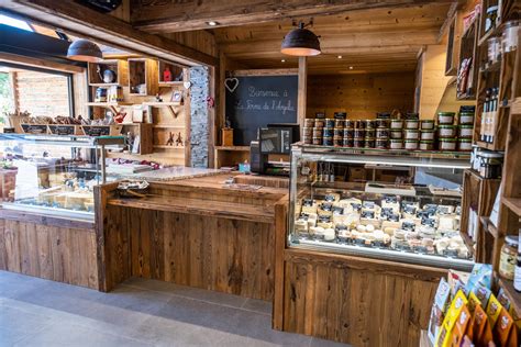 Intérieur d'une boutique de produits fermiers avec volailles et produits laitiers