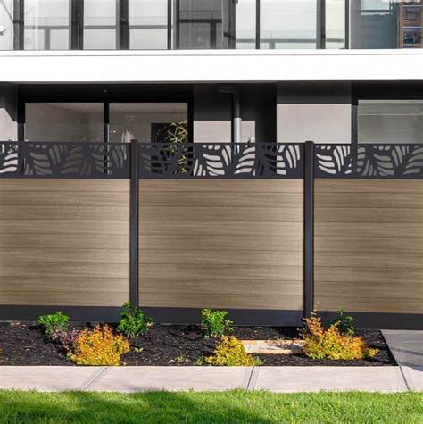 Clôture en bois composite avec panneaux perforés aux motifs géométriques