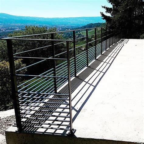 Exemple de barreaudage en aluminium avec motifs décoratifs