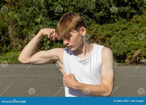 Adolescent se scarifiant le bras