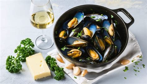 Plat de moules marinières fumantes