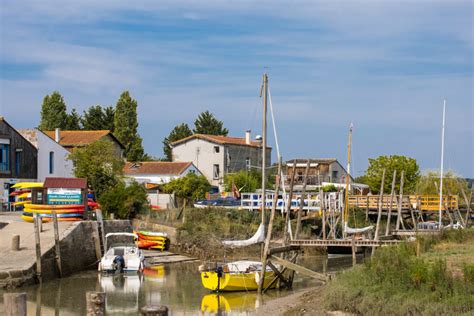 Canal de Charente-Maritime avec des pêcheurs