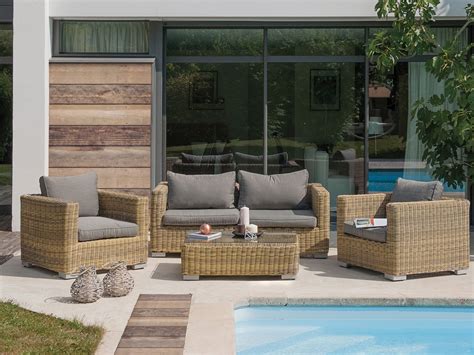 Salon de jardin en rotin sur gazon synthétique