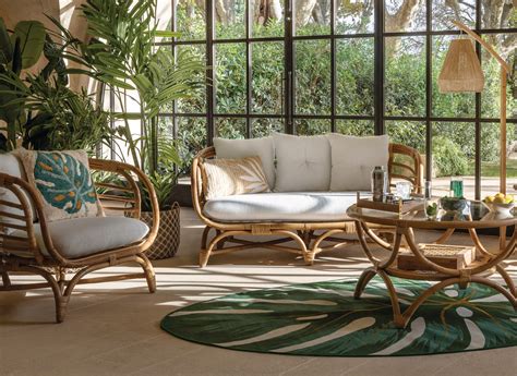 Mobilier de jardin en rotin sur une terrasse verte