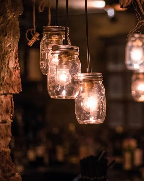 terrasse avec des bocaux en verre transformés en lanternes