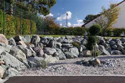 Enrochement décoratif avec plantes