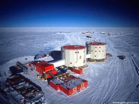 Image d'une base de recherche scientifique en Antarctique
