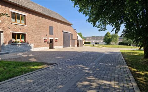 Cour de ferme propre sans mauvaises herbes