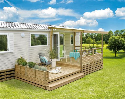 Mobil-home avec terrasse aménagée et végétation