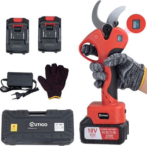 Sécateur électrique OUTIGO en action sur une branche d'arbre fruitier