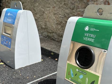Photo de bornes de tri enterrées