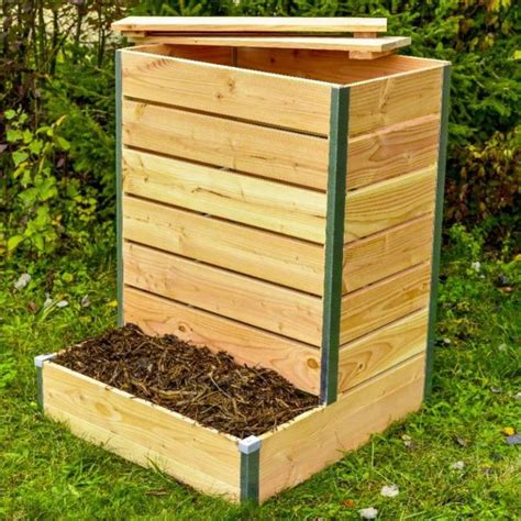 Image d'un composteur en bois dans un jardin ombragé