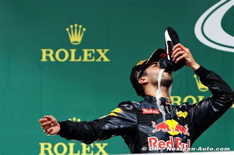 Daniel Ricciardo buvant du champagne dans sa chaussure