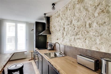 Intérieur de la maison en pierre avec cuisine équipée