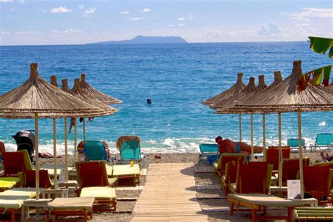 Plage de Lithi avec ses tavernes en bord de mer