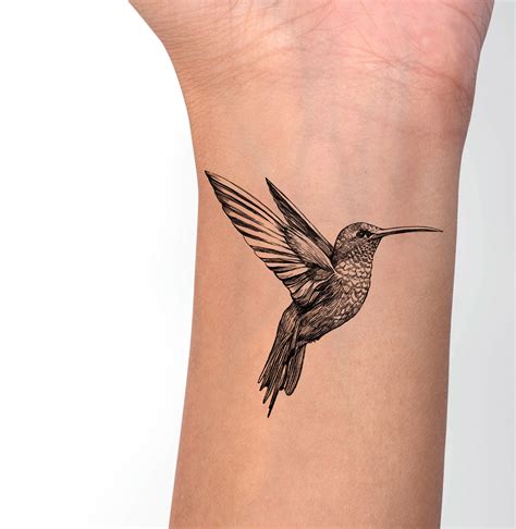 Tatouage colibri en vol