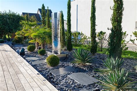 Exemple d'aménagement paysager avec paillage d'ardoise et plantes acidophiles