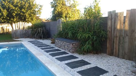 Aménagement paysager avec galets autour d'une terrasse