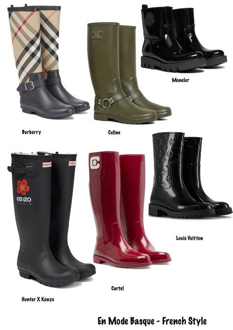 Femme portant des bottes de pluie stylées avec un parapluie