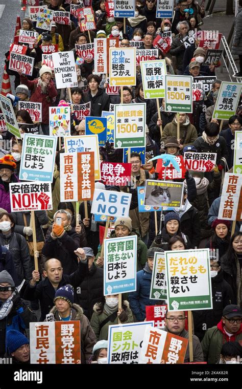 Manifestation anti-nucléaire au Japon avec pancartes