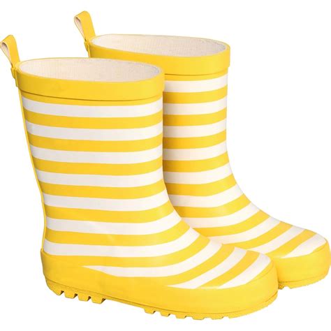Enfant souriante avec des bottes de jardinage jaunes dans un jardin