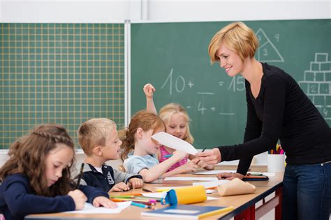 Professeur enseignant à des élèves en lycée professionnel