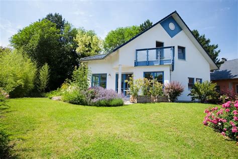 illustration de documents fiscaux et d'une maison avec un jardin