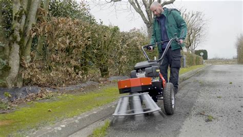 Photo d'un jardinier professionnel utilisant des techniques de désherbage naturelles