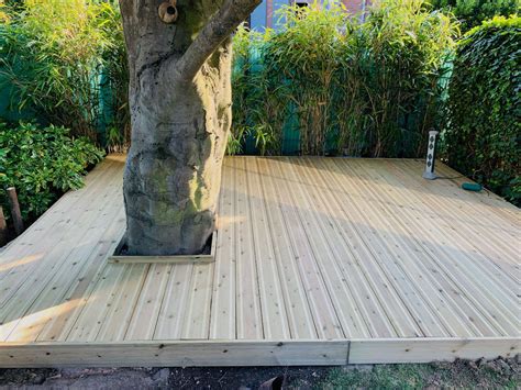 Dalle de terrasse soulevée par des racines d'arbre
