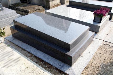 Exemples de monuments funéraires horizontaux et verticaux