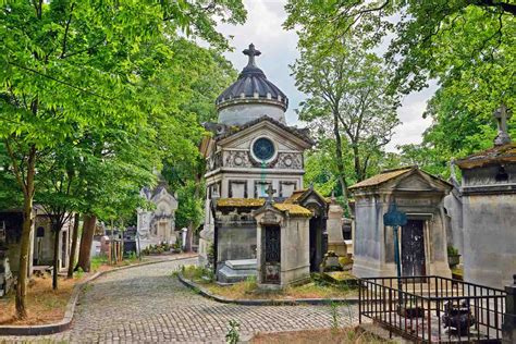 Ambiance sereine du Père-Lachaise avec ses allées verdoyantes